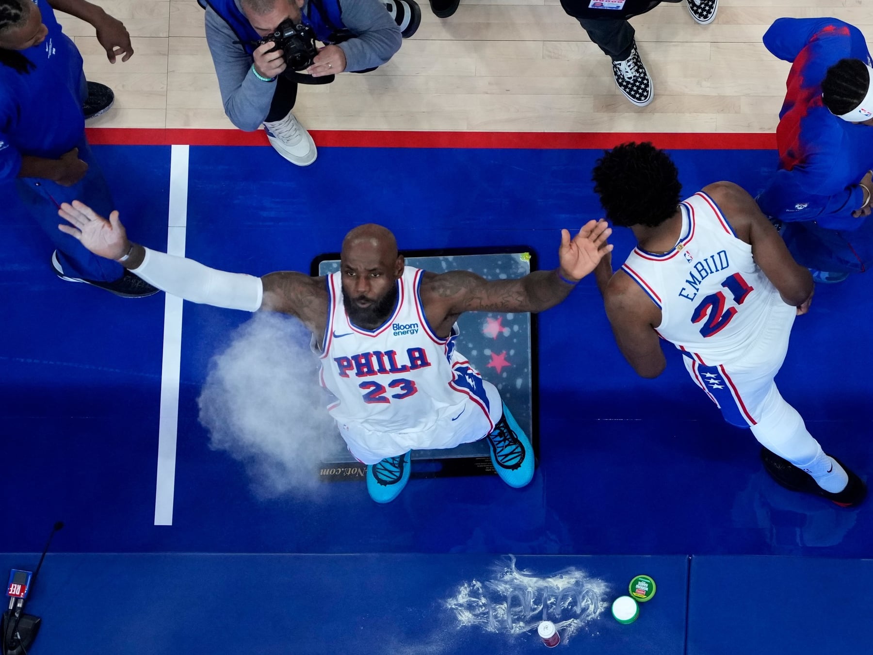 LeBron debuta en Philadelphia ante los Knicks, con el apertura de la NBA en bandeja